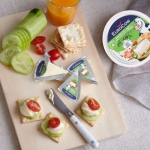 Phô Mai Pháp EuroCow ăn kèm với bánh Bisqui