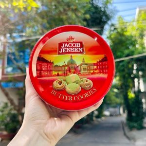 Bánh quy bơ hộp thiếc Jacob Jensen 90g màu đỏ