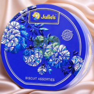 Bánh quy hộp thiếc vạt đáy 100g Julie’s Assorted Biscuits hoa văn xanh