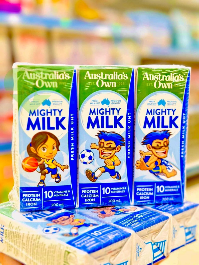 Sữa tươi mighty Own fresh milk ít béo hộp 200ml tiện lợi.